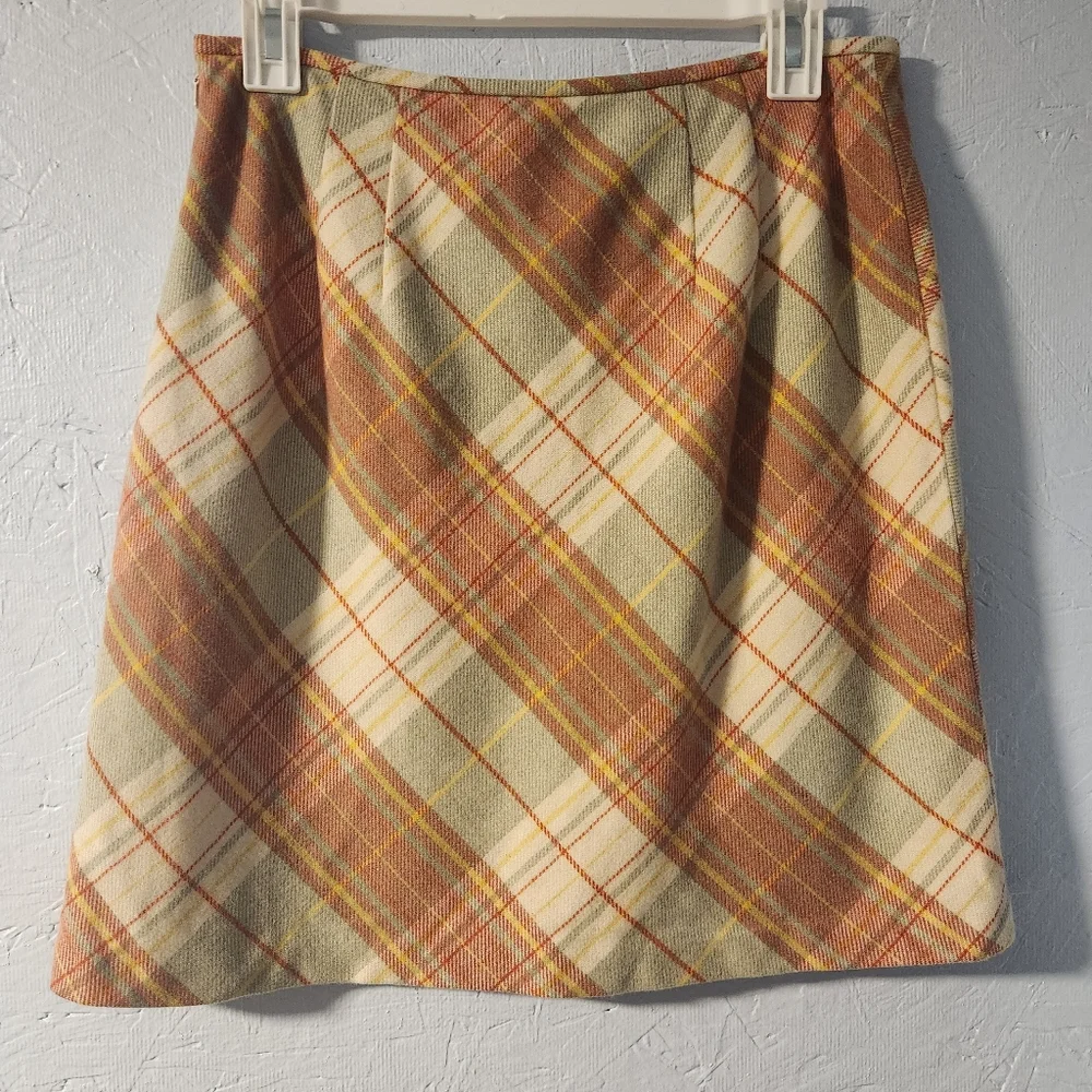 Women's Ann Taylor LOFT Wool Plaid Mini Skirt - 6P - Picture 2 of 4